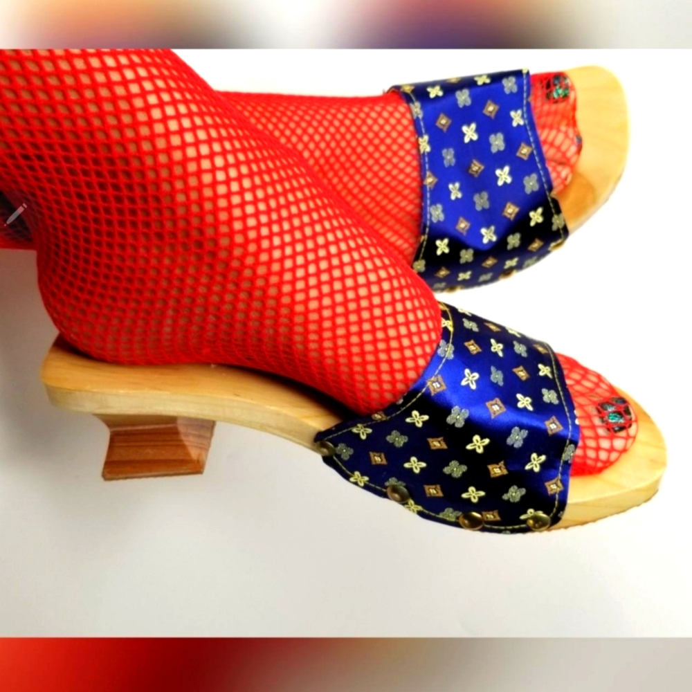 New Chinese kitten clogs, size 7